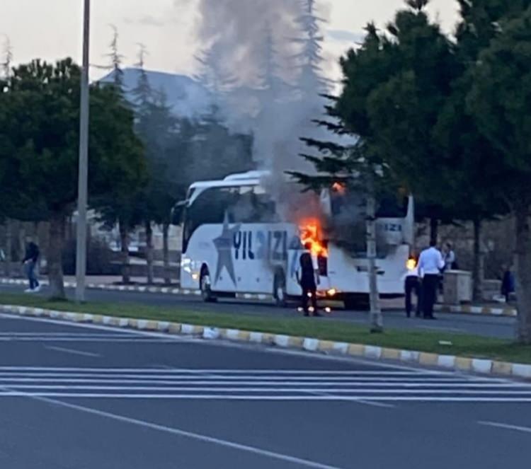 <p>Motor kısmından alevlerin çıktığı otobüsteki 38 yolcu tahliye edilirken, ihbar üzerine bölgeye itfaiye ekipleri sevk edildi. Çıkan yangın kısa süre içerisinde söndürülürken faciadan dönüldü. Yangının neden çıktığı araştırılırken, olayla ilgili soruşturma başlatıldı.</p>