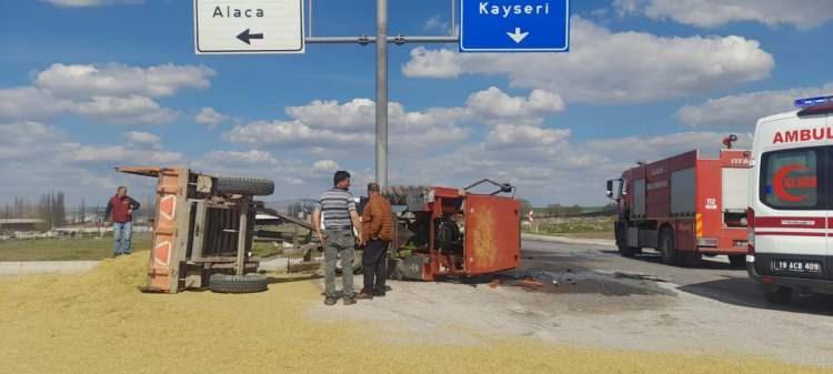 <p>Çarpışmanın etkisiyle otomobil kavşakta bulunan refüje çıkarken, traktör ikiye ayrıldı. Devrilen römorkta bulunan buğdaylar ise yola saçıldı. Yoldan geçen sürücülerin ihbarı üzerine olay yerine polis, itfaiye ve sağlık ekipleri sevk edildi.</p>