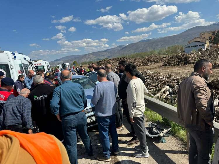 <p>S.D.'nin idaresindeki Hyundai marka 06 SD 1366 plakalı otomobil ile Turhal’dan <strong>Tokat</strong> istikametine seyir halindeyken Dökmetepe köyünden gelerek döner kavşaktan Pazar ilçesine geçiş yapmak isteyen sürücü F.K. yönetimindeki 60 DR 075 plakalı otomobile yandan çarpması sonucu iki araçta bulunan toplam 8 kişi yaralandı. </p>
