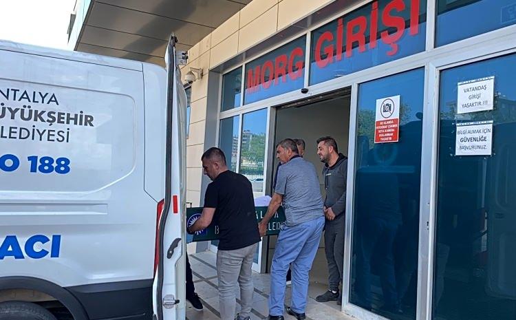 <p><strong>MOTOSİKLET SÜRÜCÜSÜ HAYATINI KAYBETTİ</strong></p>

<p> </p>

<p>Antalya'nın Aksu ilçesinde otomobille çarpışan motosikletin sürücüsü hayatını kaybetti.</p>

<p>Esat Akar'ın (22) kullandığı 07 ASF 252 plakalı motosiklet, Kardeş Kentler Caddesi'nde, sürücüsünün kimliği ve plakası henüz öğrenilemeyen otomobille çarpıştı.</p>

<p>Çevredekilerin ihbarı üzerine kaza yerine polis ve sağlık ekipleri sevk edildi.</p>

<p>Kazada ağır yaralanan motosiklet sürücüsü Akar, sağlık ekibince hastaneye kaldırıldı. Müdahalelere rağmen kurtarılamayan Akar'ın cenazesi, Antalya Adli Tıp Kurumu morguna gönderildi.</p>

<p>Adli tıptaki işlemlerin ardından Akar'ın cenazesini alan yakınları gözyaşı döktü.</p>
