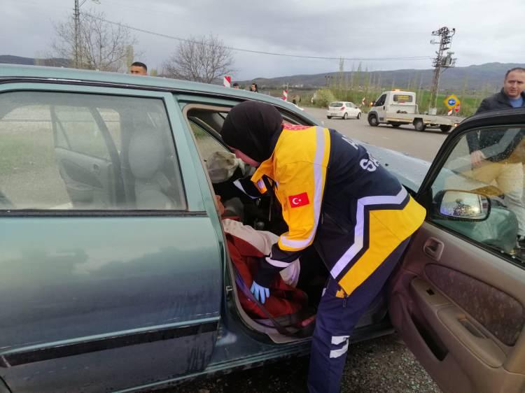 <p>Çorum'da iki otomobilin çarpıştığı kazada 5 kişi yaralandı.</p>

<p>Çorum-İskilip kara yolu Altınbaş köyü yakınlarında, F.K. idaresindeki 06 CNP 899 plakalı otomobil, H.T'nin kullandığı 19 UP 701 plakalı otomobille çarpıştı.</p>
