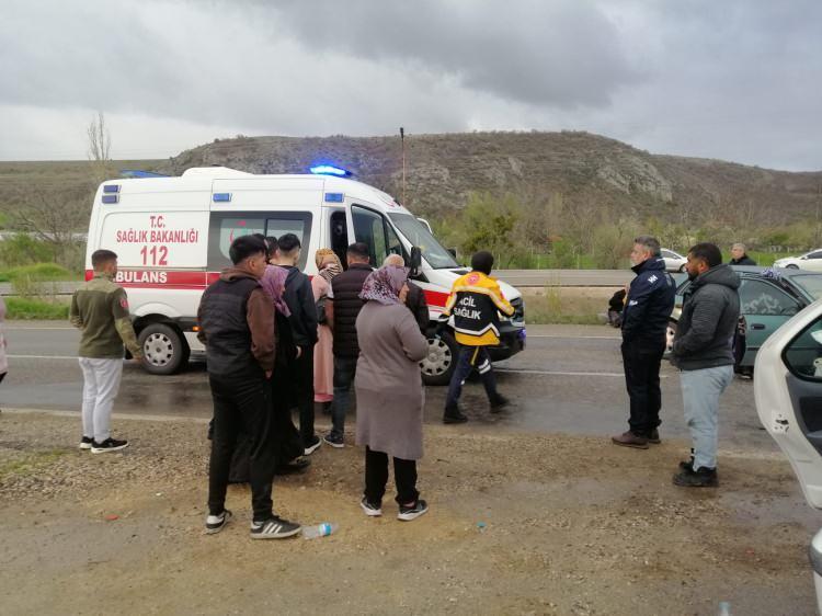 <p>Kazada yaralanan ve araçlarda sıkışan sürücüler ile A.T, D.K. ve S.K itfaiye ekiplerince kurtarıldı.</p>
