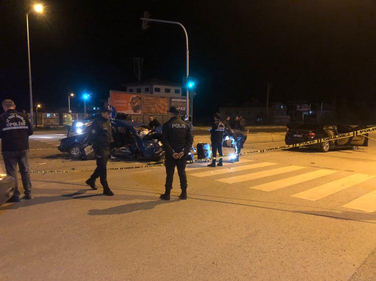 <p>Araçlarda sıkışan sürücüler itfaiye yardımıyla çıkarıldı.</p>

<p>Yaralılar, ambulanslarla Çankırı Devlet Hastanesine kaldırıldı.</p>

<p>V.K. ve H.K'nin durumlarının ağır olduğu öğrenildi.</p>
