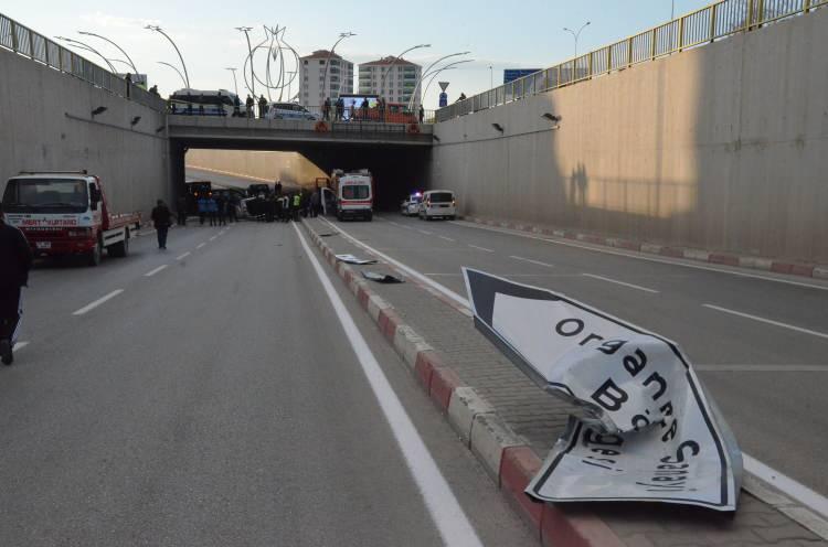 <p><strong>KARAMAN'DA FECİ KAZA: 2 ÖLÜ, 1 YARALI</strong></p>

<p> </p>

<p>Karaman'da üst geçitten düşen hafif ticari araçtaki 2 kişi öldü, 1 kişi yaralandı.</p>

<p>Mehmet Altın (63) yönetimindeki 70 ABM 714 plakalı hafif ticari araç, Cumhuriyet Mahallesi Ereğli köprülü kavşağı üst geçidinde demir bariyerleri aşarak alt geçide düştü.</p>
