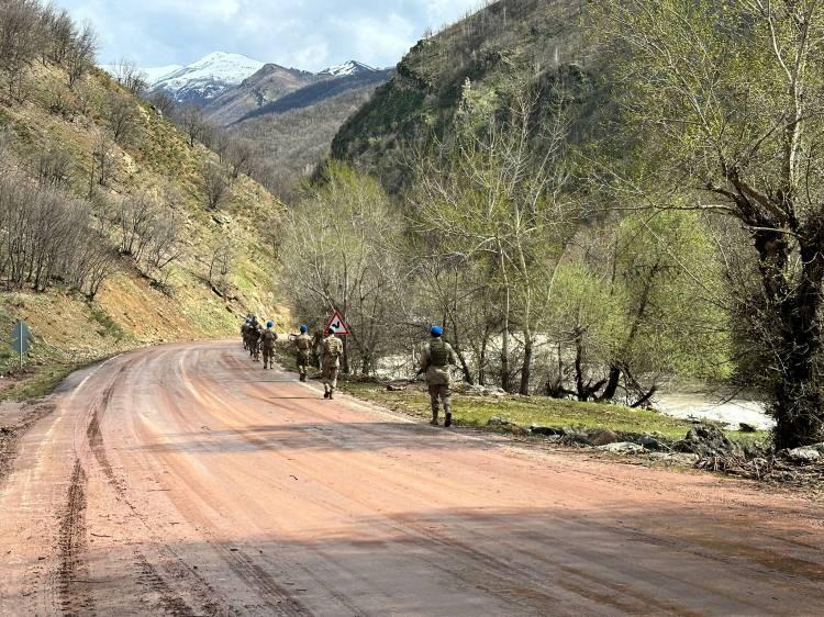 <p><strong>MUNZUR ÇAYINA OTOMOBİL UÇTU</strong></p>

<p> </p>

<p>Tunceli'de Ovacık kara yolunun 40’ıncı kilometresinde içinde 3 kişinin bulunduğu otomobilin Munzur Çayı'na uçtu. Debisi yüksek çayda, otomobildeki 2 kişinin araçtan çıktığı ancak daha sonra akıntıya kapılarak gözden kaybolduğu belirtildi. Bölgede 3 kişi için helikopter destekli arama kurtarma çalışması başlatıldı.  </p>
