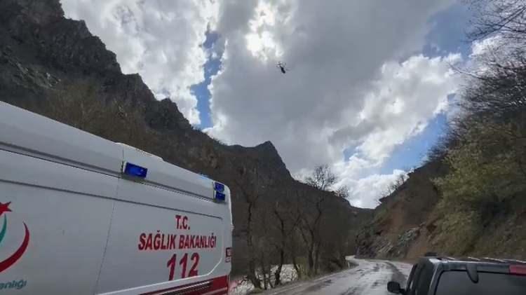 <p> Mehmetcan Demiral (22), Baran Aslantaş (22) ve Azad Demiral’ın (21) bulunduğu plakası öğrenilemeyen otomobilin çaya uçtuğunu gören diğer otomobildekilerin ihbarı üzerine bölgeye AFAD, UMKE, Jandarma Su Altı Arama Kurtarma Timi, Munzur Arama Kurtarma (MUDAK) ile Doğa Koruma ve Milli Parklar Şubesi ekiplerinden oluşan 50 kişi sevk edildi.</p>
