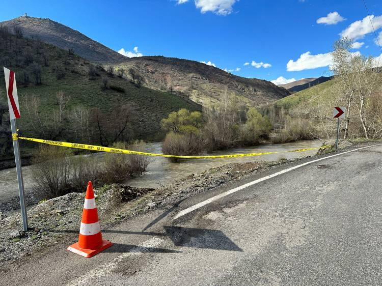 <p><strong>‘SUYUN DEBİSİ ÇOK YÜKSEK VE TEHLİKELİ’</strong></p>

<p><br />
<br />
Munzur Arama Kurtarma Saha Şefi Hikmet Gökmen, “Aldığımız bilgiye göre iki araç halinde Diyarbakır’dan Ovacık’a gidiyorlar. Yolda bir araç direksiyon hakimiyetini kaybedince suya düşüyor. Diğer otomobildekiler, araçta 3 kişi olduğunu söyledi. Suya düşen araçtaki 2 kişinin cam tavandan çıktığını, daha sonra akıntıya kapıldığı söylediler. Şu anda akıntı aşırı fazla olduğu için su kenarında gözlem yapabiliyoruz. Suyun debisi çok yüksek ve tehlikeli. Şu anda araç ve şahıslara dair bir ize rastlamadık” dedi. </p>
