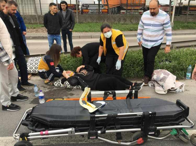 <p>Kaza, saat 10.30 sıralarında D-100 kara yolunun Körfez ilçesi Samsun Mahallesi mevkinde meydana geldi. Bayram ziyaretine giden Faik Ünsal (38) yönetimindeki 41 AS 1410 plakalı hafif ticari araç, sürücüsünün direksiyon hakimiyetini kaybetmesi sonucu kontrolden çıkıp devrildi. </p>
