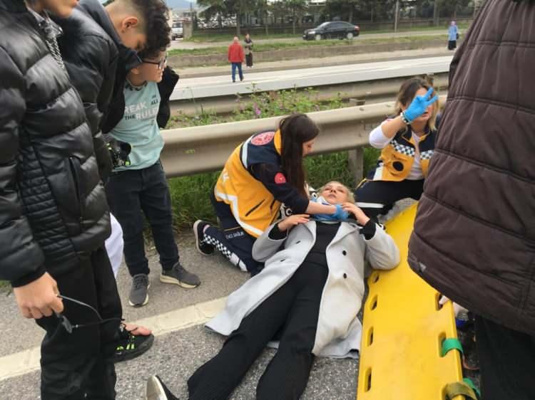 <p>Kazada, araçta bulunan 3’ü çocuk 8 kişi yaralandı. Kazayı görenlerin ihbarı üzerine olay yerine 112 acil sağlık ekipleri sevk edildi.</p>
