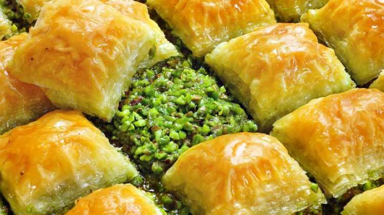 <p><strong>Cevizli ve fıstıklı baklavadaki oyunların insanın cebine hitap ettiğini ancak ağız tadını ve insan sağlığını da olumsuz etkilediğini söyleyen 52 yıllık geçmişe sahip Hacı Hasan Oğulları Yönetim Kurulu Başkanı Yüksel Aktaş, “Kaliteli baklava kaliteli yerlerden fiyatına bakılmadan alınır. Kaliteli bir fıstıklı baklavanın kilosu en az 320 ile 350 lira arasında değişir.</strong></p>