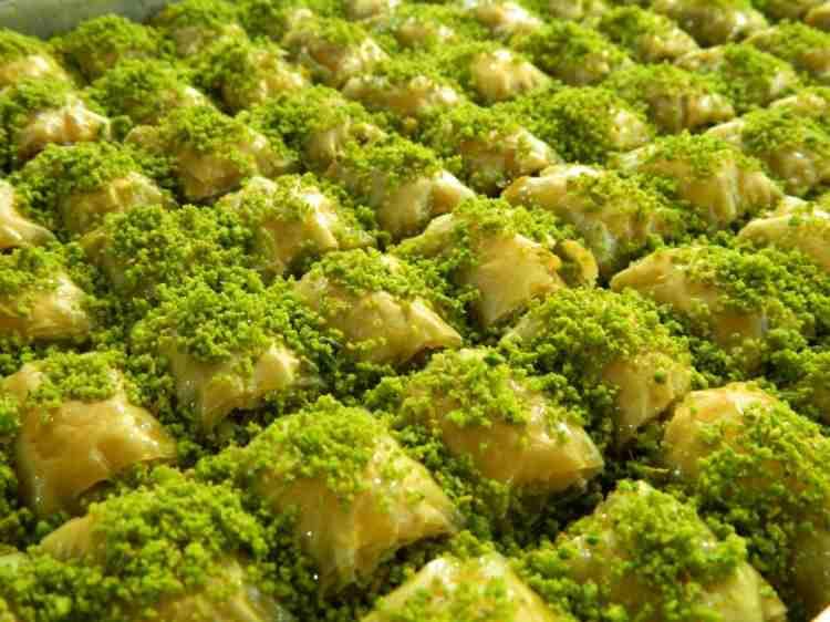 <p><strong>Cevizli baklavadaki hilelere de dikkat çeken Aktaş, “500 liradan başlayıp 700 liraya kadar içindeki ceviz gramajına göre değişen fiyatlar gerçek baklavadır. Fıstıklı baklavada olduğu gibi artık cevizli baklavada da hileler yapılıyor. </strong></p>
<p> </p>