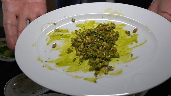 <p><strong>Ağız tadı ile yenilmelidir. Fıstıklı baklavanın uzaktan bile kokusu gelmektedir. Uyanık olalım. Ucuz baklava olmaz. Biz yaptığımız baklavanın arkasında durduğumuz için 5 kıta 50 ülkeye Bursa’dan baklava gönderiyoruz. Baklava ile yatıp baklava ile kalkıyoruz” dedi.</strong></p>
<p> </p>