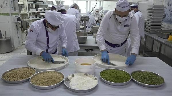<p><strong>400 liranın altında olan baklavada kesin bir hile olduğunu unutmayalım. İrmik, ekmek kırıntısı ve yeşil mercimeğe kadar hileye başvuruluyor. Vatandaşlarımız ağız tadı ile baklava yemek veya sipariş etmek istiyorsa, fiyatı kadar aldığı yerin markasına da önem göstersin” şeklinde konuştu.</strong></p>