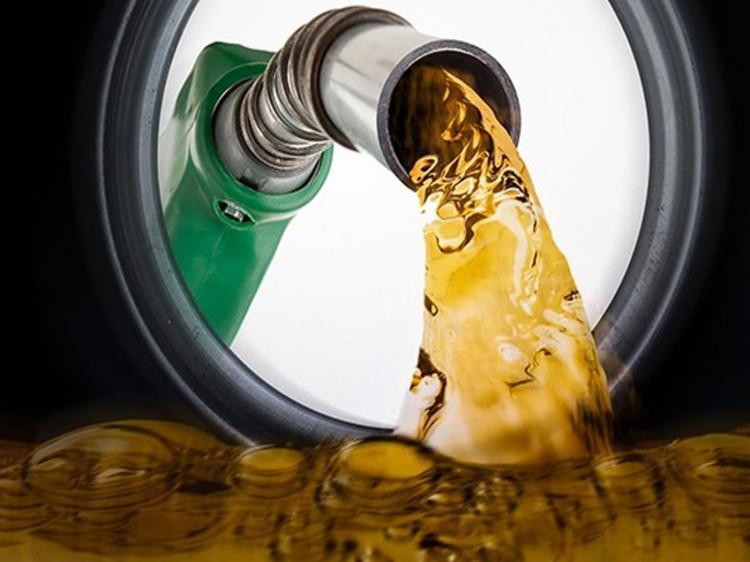<p>Petrol fiyatları ve dolar kurundaki değişimlere bağlı olarak akaryakıt fiyatlarındaki hareketlilik devam ediyor. Bayramın ilk günü araç sahiplerini sevindirecek bir gelişme yaşandı.</p>