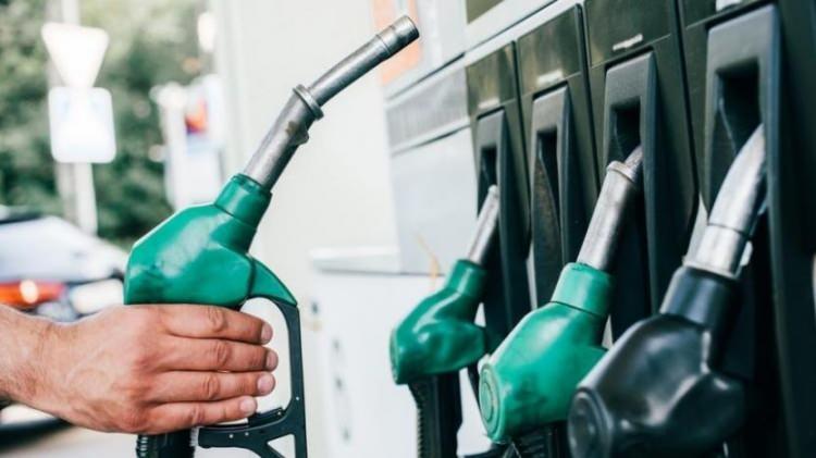 <p><em><strong>Motorinin litresi ise</strong> İstanbul'da 20 lira 23 kuruşa, Ankara'da 20 lira 60 kuruşa, İzmir'de 20 lira 67 kuruşa düştü.</em></p>
