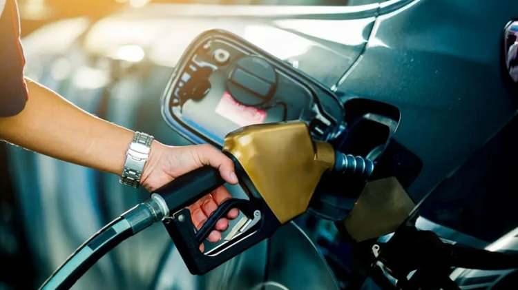 <p><strong>AKARYAKIT FİYATLARI NASIL HESAPLANIYOR?</strong></p>
<p> </p>
<p>Türkiye'de benzin ve motorin fiyatları hesaplanırken; Gümrüksüz rafineri fiyatına ÖTV ve EPDK payının eklenmesiyle KDV hariç Rafineri satış fiyatı bulunuyor. </p>