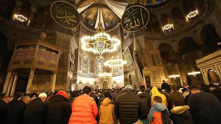 <p><span style="color:#000000"><strong>Kadir Gecesi'nin anlamını idrak edemeyen Berna Laçin ise "Paskalya, Kadir Gecesi, farklı dinlerin özel günleri bu sene hep bir arada, inşallah güzellikler getirsin" şeklinde paylaşım yaptı. </strong></span></p>