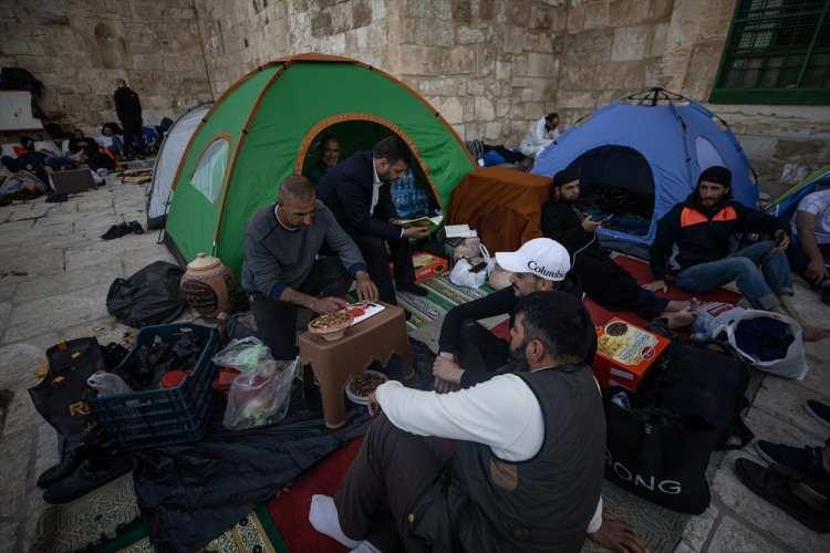 <p><strong>- "Aksa'ya gelince huzur buluyorum"</strong></p>
<p>Aksa'nın avlu ve bahçelerinde kurdukları çadırlarda itikaf halinde iftar vaktini bekleyen Müslümanlar, AA muhabirine yaptıkları açıklamalarda, günlerini Mescid-i Aksa'da ibadetle geçirmekten duydukları manevi hazzı dile getirdi.</p>
<p> </p>