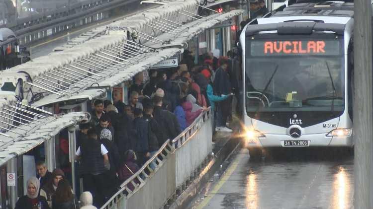 <p>Bayramın ilk gününde İstanbul'da trafik yoğunluğu yaşanıyor. Özellikle ana arterlerde trafik durma noktasına geldi. Bayram ziyareti için sokağa çıkan vatandaşlar toplu taşıt araçlarında da yoğunluğa neden oldu. Cevizlibağ Tramvay ve Metrobüs durağında yoğunluk oluştu. Tramvaya ve Metrobüs'e binmek isteyen vatandaşlar zorluk yaşadı. Cevizlibağ, D-100 Karayolu'nda her iki yönde de trafik yoğunluğu oluştu. </p>
