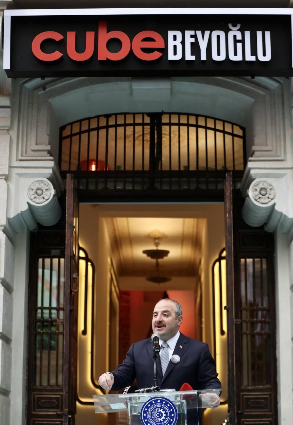 <p>Merkezin bulunduğu tarihi binayı restore ederek teknoloji ve inovasyon alanında yeni bir merkez oluşturduklarını dile getiren Avdagiç, kuluçka merkezlerinin İstanbul'da çok hızla yaygınlaşacağını söyledi.</p>

<p> </p>
