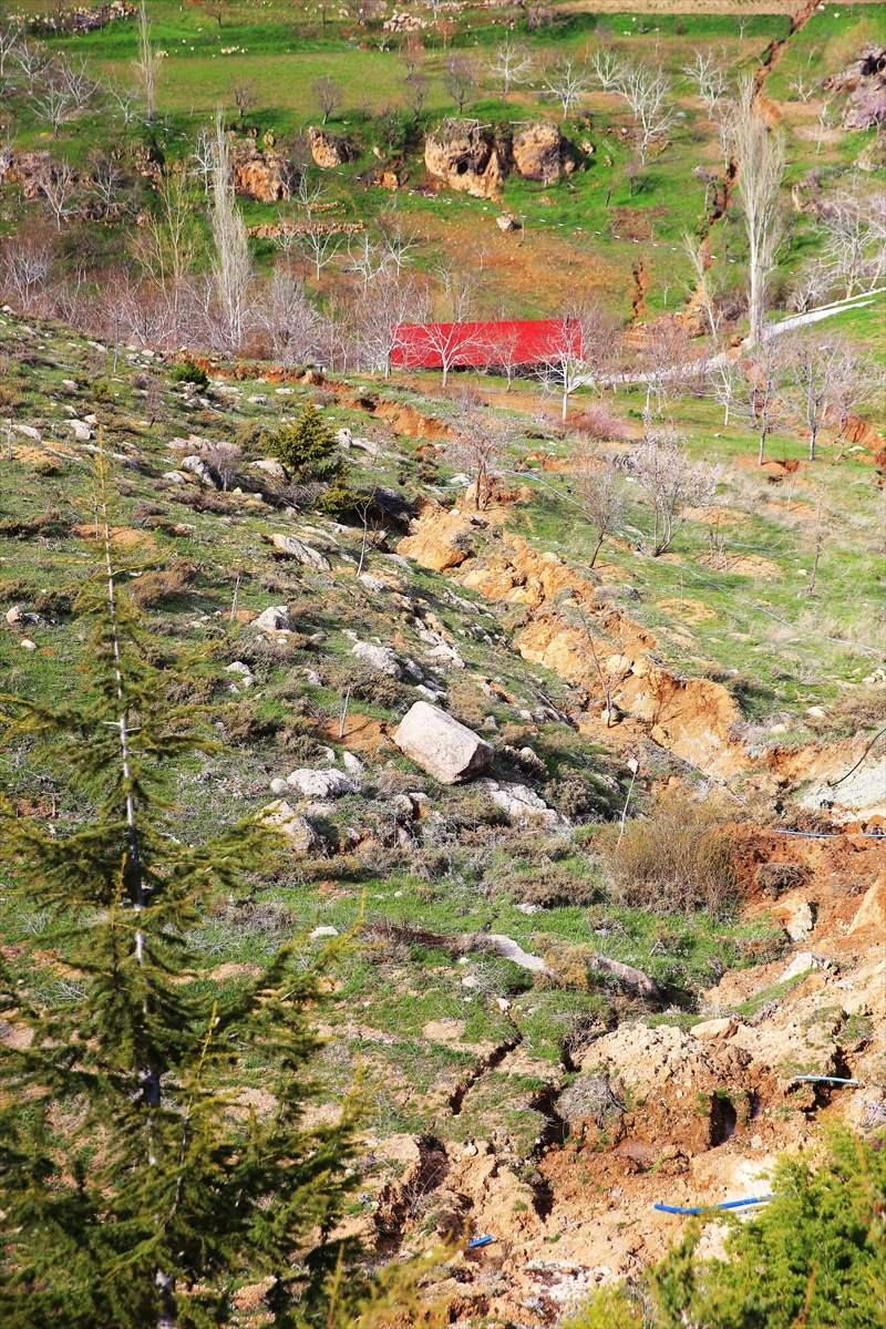 <p><strong>- "Bölgede çok geniş bir alanda etkili oldu"</strong></p>

<p>Bölgede 40 yıldır çobanlık yapan Mustafa Katılmış da depremle bazı yerlerde 3 metre derinlik ve 2 metre genişliğinde çökme ve kaymalar meydana geldiğini anlattı.</p>

<p> </p>
