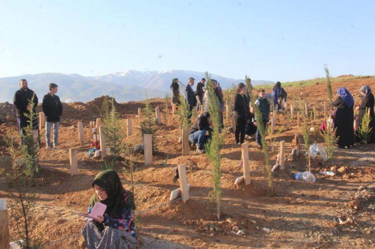 <p>Malatya'da geçici süreyle görevlendirilen Zonguldak Ereğli İlçe Müftüsü Sabri Kütükçü ve diğer müftülük görevlileri de mezarlıkta depremzedelerin yanında yer aldı.</p>
