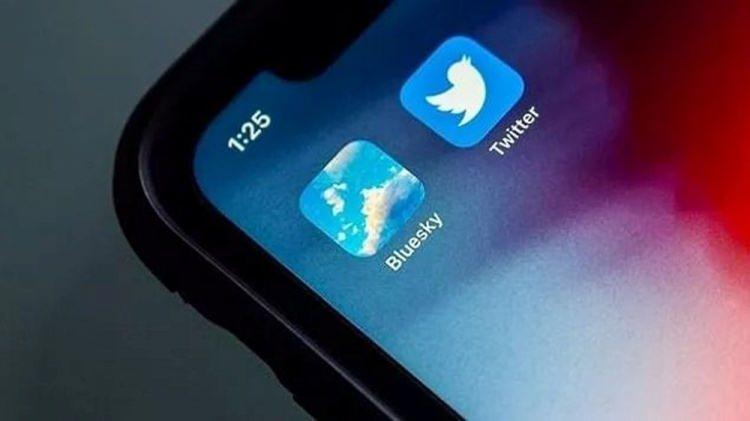 <p>TWITTER'I BİTİREBİLİR</p>

<p> </p>

<p>Bluesky, diğer sosyal medya uygulamalarından farklı olarak merkezi olmayan bir ağ sistemi ile çalışıyor. Twitter'ın basitleştirilmiş bir sürümü olarak da görülen Bluesky'da paylaşılan gönderilen beğenilip alıntı yapılabiliyor.<br />
 </p>

<p>Bluesky'ın ileride Twitter'ı bile geçebileceği öngörülüyor.</p>
