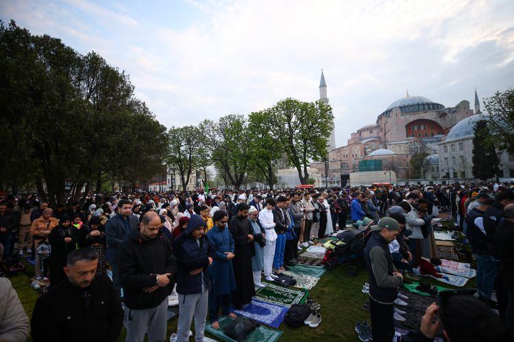 <p>İstanbul'da, Ramazan Bayramı dolayısıyla Ayasofya-i Kebir Cami-i Şerifi'ne gelen vatandaşlar bayram namazı kıldı. Namaz sonrası vatandaşlar ve turistler Sultanahmet Meydanı'nda bayramlaştı.</p>
