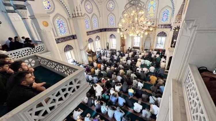 <p>Japonya'da yaşayan Müslüman toplumu, Ramazan Bayramı'nı Tokyo Camii'nde karşıladı. Başkent ve çevresinde yaşayan farklı ülkelerden yüzlerce Müslüman, sabahın erken saatlerinde bayram namazını kılmak üzere Tokyo Camii'ne akın etti.</p>