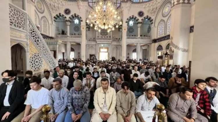 <p>Yoğun katılım nedeniyle cami önünde insan kuyruğu oluşurken, caminin dolması nedeniyle bayram namazı iki kez kılındı. Namazın ardından cami avlusunda bayramlaşan Müslümanlar, Ramazan Bayramı sevincini birlikte yaşadı.</p>
