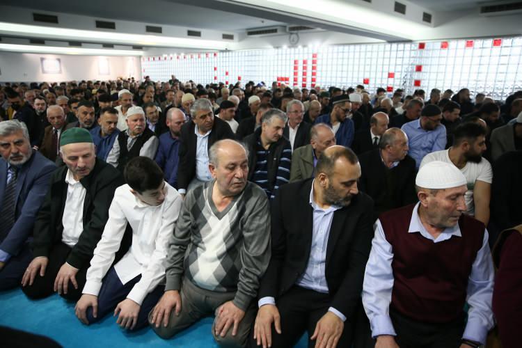 <p>Avusturya, Fransa, Hollanda ve İsviçre'de yaşayan Müslümanlar, bayram namazını kılmak için camileri doldurdu.</p>
<p>Avusturya’nın başkenti Viyana’da sabahın erken saatlerinde Avusturya Türk Kültür Sosyal Yardımlaşma Derneği (ATİB) Merkez Camisi'nde, Türkiye’nin Viyana Büyükelçisi Ozan Ceyhun ve Viyana Başkonsolosu Cafer Mert Özmert de vatandaşlarla birlikte bayram namazını kıldı.</p>
<p>Daha sonra verilen hutbede birlik ve beraberlik mesajının yanı sıra küslüklerin giderilmesi, anlayış ve hoşgörünün yaygınlaştırılması temennisinde bulunuldu.</p>
<p>AA muhabirine konuşan Büyükelçi Ceyhun, hayırlı bayramlar dileğinde bulunarak, salgın nedeniyle önceki yıllarda bayramların zor geçtiğini, bu zor günlerin geride bırakılmasından duyduğu memnuniyeti dile getirdi.</p>
<p>Ceyhun, "Vatandaşlarıma dedim ki tadını çıkartın bayramın. Dedeler, babaanneler ellerini öptürsünler torunlarına, torunlar bayram harçlığı almanın tadına varsınlar. Büyük bir aile olarak bir araya gelelim ve gerçekten bu bayramın tadını çıkartalım." dedi.</p>
<p>6 Şubat’ta meydana gelen Kahramanmaraş merkezli depremler nedeniyle buruk bir bayramın yaşandığını da ifade eden Ceyhun, bunun yanı sıra Avusturya’da yaşayan Türklerin ana vatanlarında yaşanan asrın felaketine kayıtsız kalmadıklarını, depremzedelere her türlü yardımın yapılması için seferber olduklarını, bayram sürecinde de bu yardımları sürdüreceklerinden emin olduğunu sözlerine ekledi.</p>
<p>Büyükelçi Ceyhun ve Başkonsolos Özmert camide vatandaşlarla bayramlaştı.</p>