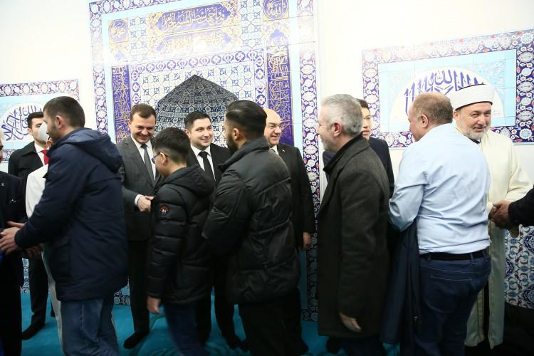 <p>Fransa’nın başkenti Paris'te 1922-1926 yıllarında inşa edilen tarihi Ulu Cami'ye erken saatte akın eden Müslümanlar bayram namazını kılmak için saf tuttu.</p>
<p>Polis caminin etrafında güvenlik tedbirleri aldı.</p>
<p>Erkek cemaatin yanı sıra kalabalık kadın cemaatinin de iştirak ettiği bayram namazına çocuklu aileler de katıldı. Cemaatin kalabalık olmasıyla bayram namazı birkaç defa kılındı.</p>
<p>Bayram namazını arkadaşı ve kız kardeşiyle Paris Ulu Cami’de kılmaya gelen Senegal asıllı Niama Cissokho, AA muhabirine yaptığı açıklamada, ramazan ayının insanları birbirine yakınlaştırdığına değindi.</p>
<p>Cissokho, "Ramazan, dinimize yakınlaşmamızı ve daha iyi biri olmamızı sağlıyor." diyerek, Müslümanların Ramazan Bayramı'nı kutladı.</p>
<p>Mali asıllı Kadiatou Coulibaly, mübarek bir ay olan ramazanın Allah’a yakınlaştırdığını ve imanı kuvvetlendirdiğini ifade etti.</p>
<p>Coulibaly, "Allah orucumuzu kabul etsin, bir dahaki seneye de orucumuzu tutmayı nasip etsin." dedi.</p>
<p>Türkiye'nin Paris Büyükelçiliği Twitter hesabından yaptığı paylaşımda, "Tüm vatandaşlarımızın Ramazan Bayramı'nı kutlar, sağlıklı ve mutlu bir bayram dileriz." ifadesine yer verdi.</p>
<p>Diyanet İşleri Türk İslam Birliği (DİTİB) Fransa, Twitter’da Türkçe, Fransızca ve Arapça yaptığı paylaşımda Müslümanların bayramını kutladı.</p>
