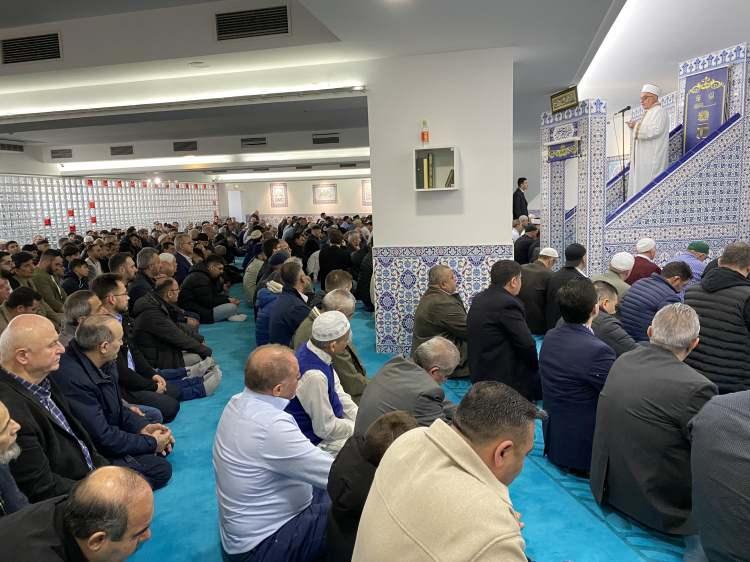 <p>Hollanda’nın Schiedam kentindeki yüzlerce Müslüman İslam Toplumu Milli Görüş Güney Hollanda Bölgesine (IGMG GH) bağlı Yıldız İslam Merkezinde bayram namazı kılmak için toplandı.</p>
<p>Müslümanlar namaz sonrası bayramlaştı.</p>
<p>Namazın ardından lokum, bisküvi ve içecek ikram edildi.</p>
