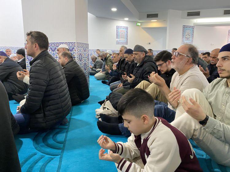 <p>İsviçre genelinde Müslümanlar, Ramazan Bayramı namazını eda etmek için camileri doldurdu.</p>
<p>Türkiye'nin BM Cenevre Ofisi Nezdinde Daimi Temsilcisi Büyükelçi Güven Begeç, Cenevre'de yaşayan çok sayıda Türk ve diğer ülke vatandaşları, Müslüman Cemaati Vakfı Camisi'nde namazı eda etti.</p>
<p> </p>