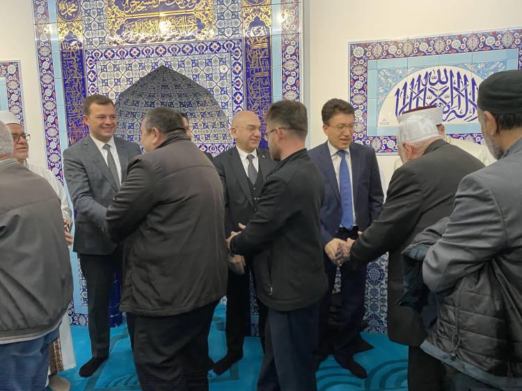 <p>Namazın ardından halk bayramlaşırken, cami yönetimi tarafından ikramda bulunuldu.</p>