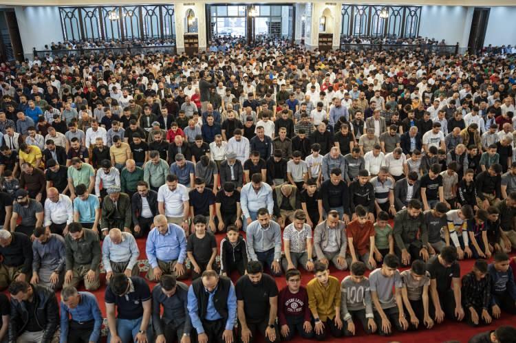 <p>Seyyid Camisi'nde bayram namazı</p>