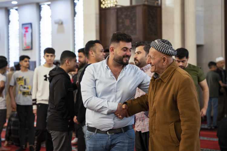 <p>Seyyid Camisi'nde bayram namazı</p>
