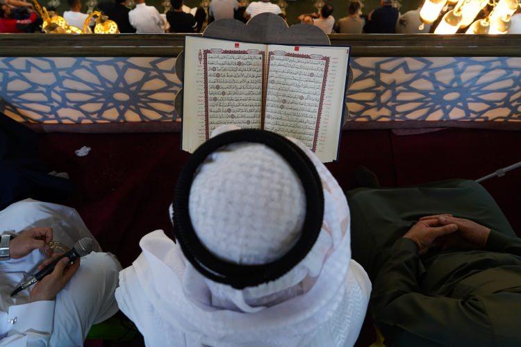 <p>Al-Basha Camisi'nde bayram namazı</p>
