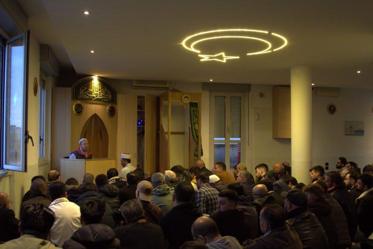 <p><strong>İTALYA</strong></p>
<p> </p>
<p>İtalya'da yaşayan Müslümanlar, Ramazan Bayramı dolayısıyla bulundukları kentlerdeki camilere akın etti. </p>