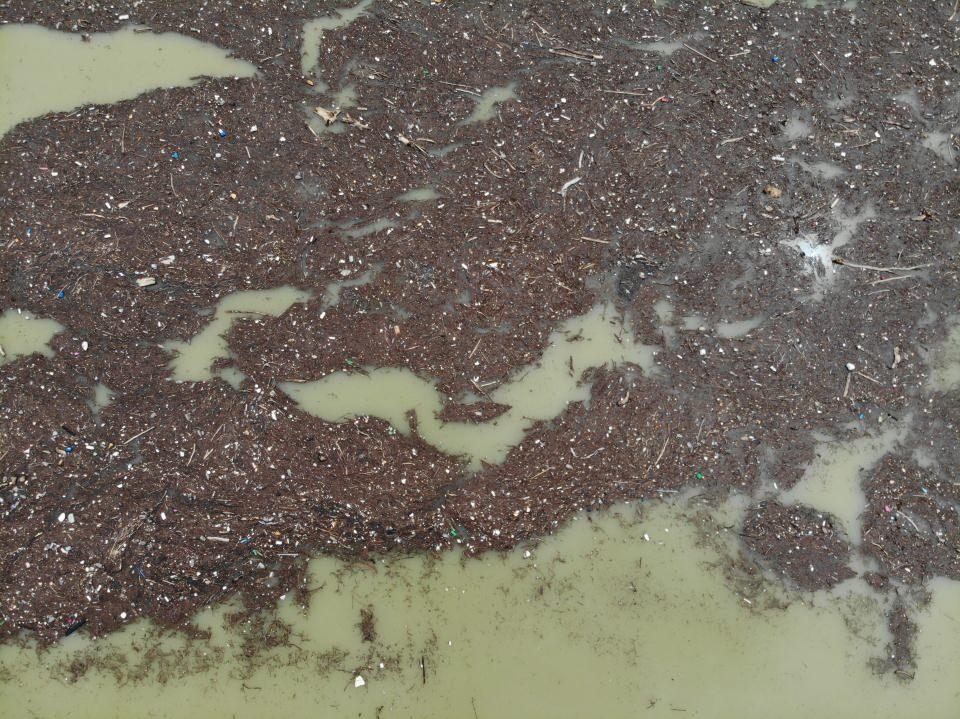 <p>Belediye zaten dereye çöp atmanın yasak olduğunu söylüyor, insanlarımız hiçbir zaman temizlikten ayrılmasın dereye çöp atmasın özellikle plastik atıkları” dedi.</p>
