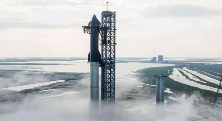 <p>SpaceX'in Ay ve Mars'a yapılacak görevler için tasarlanan yeni nesil roketinin testi, fırlatmayı canlı olarak izlemek üzere toplanan çalışanların alkışları arasında Perşembe günü bir patlamayla sona erdi.</p>
