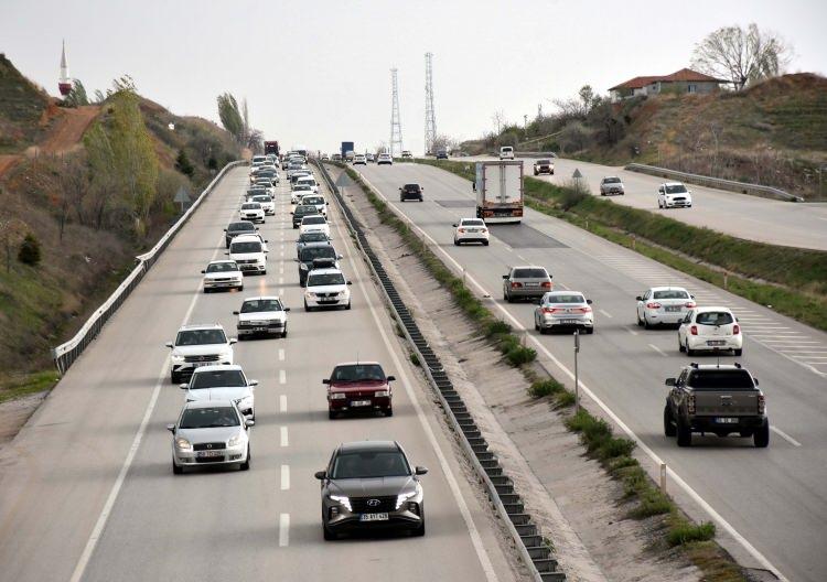 <p>Güzergahlarda önlem alan trafik ekipleri, meydana gelen kazalara anında müdahale ederek, sürücülere yardımcı oluyor.</p>

<p> </p>
