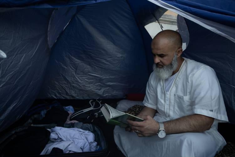 <p>İtikafa girenlerden bazıları yanlarında getirdikleri yiyeceklerle oruçlarını açarken, bazıları da Aksa'nın avlusunda kurulan toplu iftar sofralarına katılıyor.</p>
<p> </p>