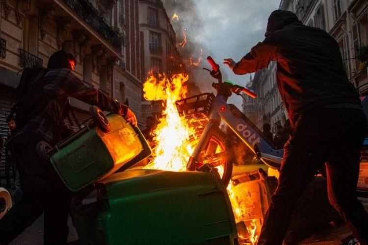 <p><strong>SOKAKLAR SAVAŞ ALANINA DÖNDÜ </strong></p>
<p>Başkent Paris'te çok sayıda sektör çalışanı, mecliste oylamaya sunulmadan kabul edilen emeklilik reformunu protesto etti.</p>