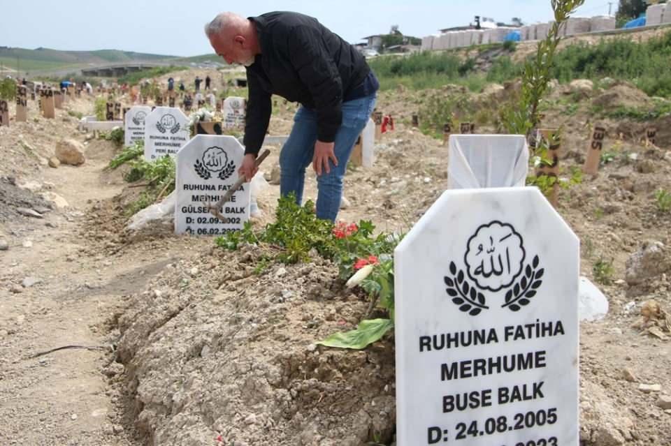 <p>Özellikle, depremde hayatını kaybedenler için oluşturulmuş mezarlıklarda yoğunluk oluştu.</p>

<p> </p>

