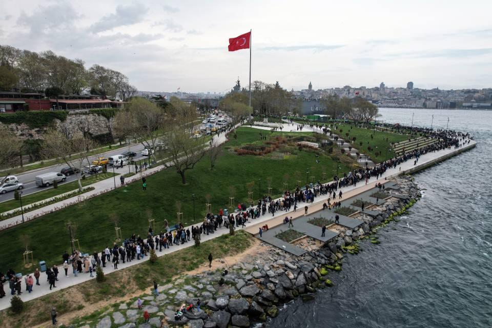 <p>O anlar havadan görüntülendi. Sahil boyunca uzayan kalabalığın en net görüntüsü drona yansıdı.</p>
