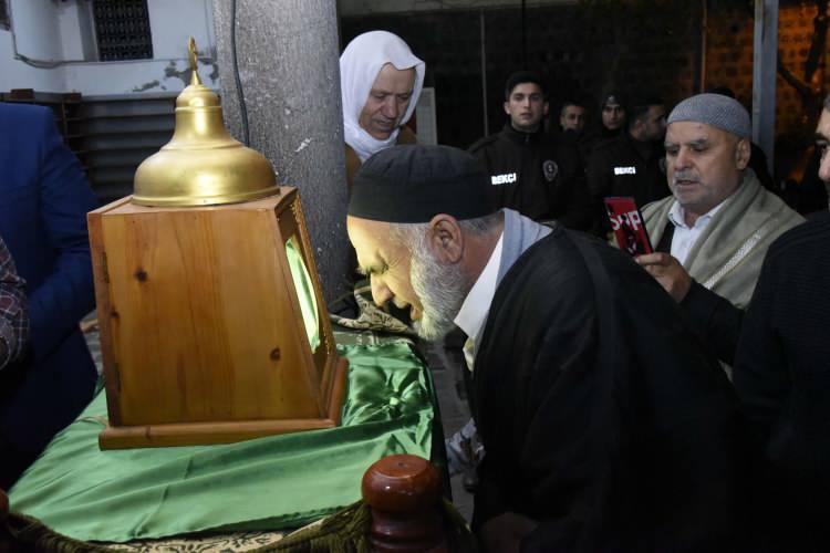 <p>Sakal-ı Şerif’in bugün erkek, Salı günü ise kadın ziyaretçilere açık olacağı belirtildi.</p>
