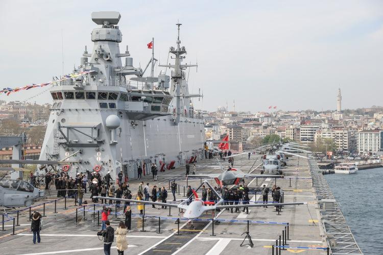 <p>Dünyanın ilk silahlı insansız hava aracı ve Türkiye'nin en büyük askeri gemisi TCG Anadolu, donanmanın hizmetine girmesinin ardından Sarayburnu Limanı'na demirledi. Gemide basın turu gerçekleştirildi.</p>

<p> </p>
