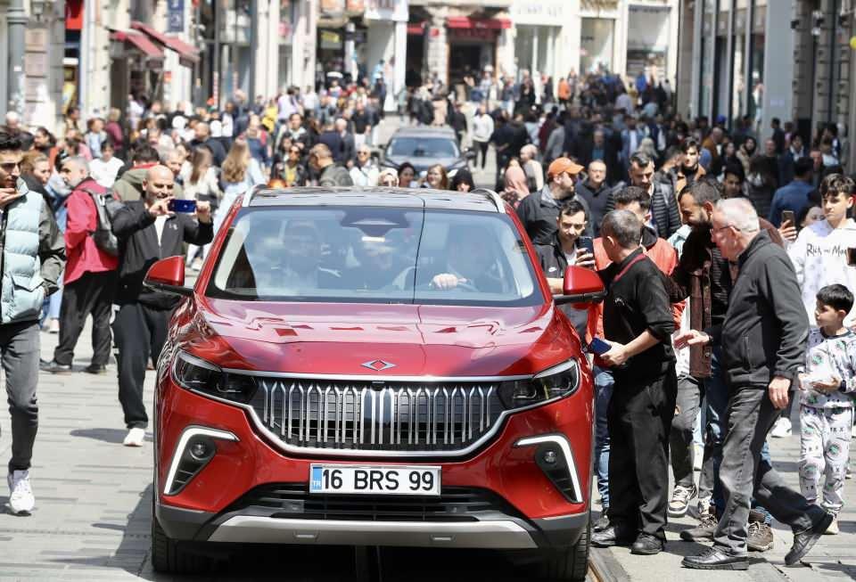 <p><em><strong>Merkezin İstiklal Caddesi'nin yanı başında 2 bin 500 metrekare alanda 400 girişimciye hizmet vereceğini dile getiren Topçu, şu değerlendirmelerde bulundu:</strong></em></p>
<p>"Cube Beyoğlu Kuluçka Merkezimizde, oyun, artırılmış gerçeklik, yapay gerçeklik, dijital sanat, simülasyon ve mobil uygulama tematik alanlarında çalışan start-up'larımız yer alacak. Cube Beyoğlu Teknopark İstanbul'un girişimcilik ekosistemindeki tecrübesi ve Türkiye'nin önde gelen akademik kurumlarının ve Beyoğlu Belediyesi'nin desteğiyle girişimcilik ekosistemine yeni bir soluk getirecek."</p>
