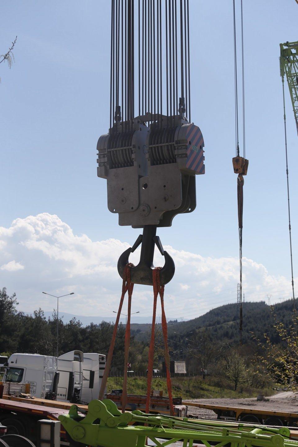 <p>Bunun haricinde yenilenebilir enerji için rüzgar türbinlerinin kurulmasında önemli rol üstlendik ve üstleneceğiz. Şu anda anlaşması yapılan Sinop Nükleer Santral projesinde bu devasa vincimizle yer alacağız. </p>
